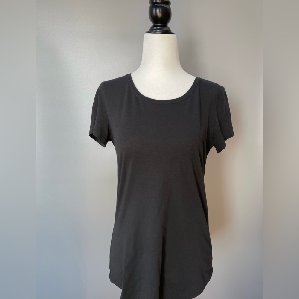 Lululemon black scoopneck T excellent condition hardly ever worn
